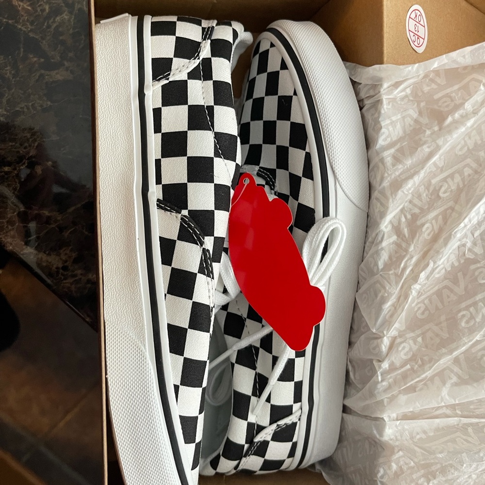 NWT: Vans girls size 6.5.
